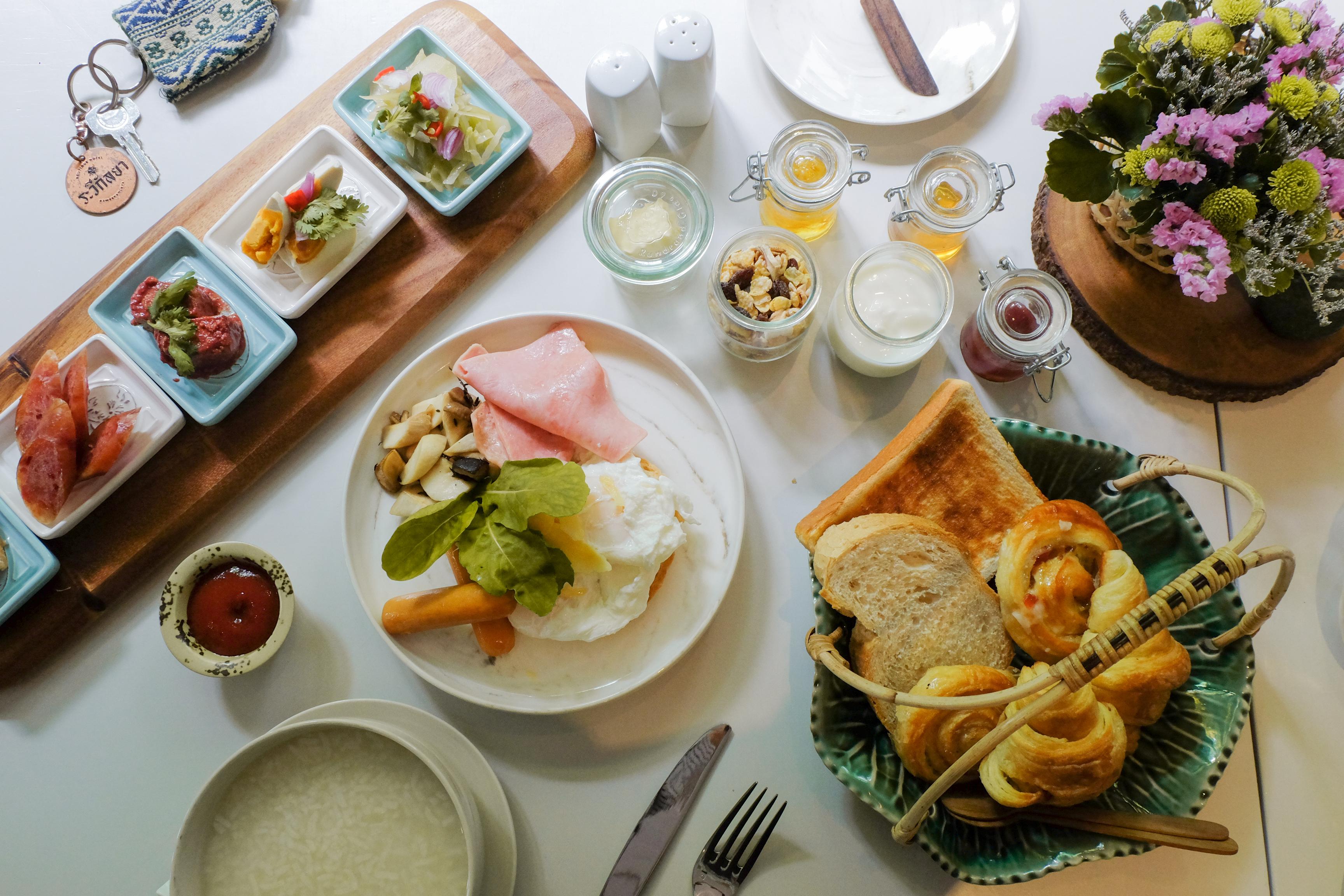 The Raweekanlaya Bangkok Exterior foto A typical breakfast at the hotel