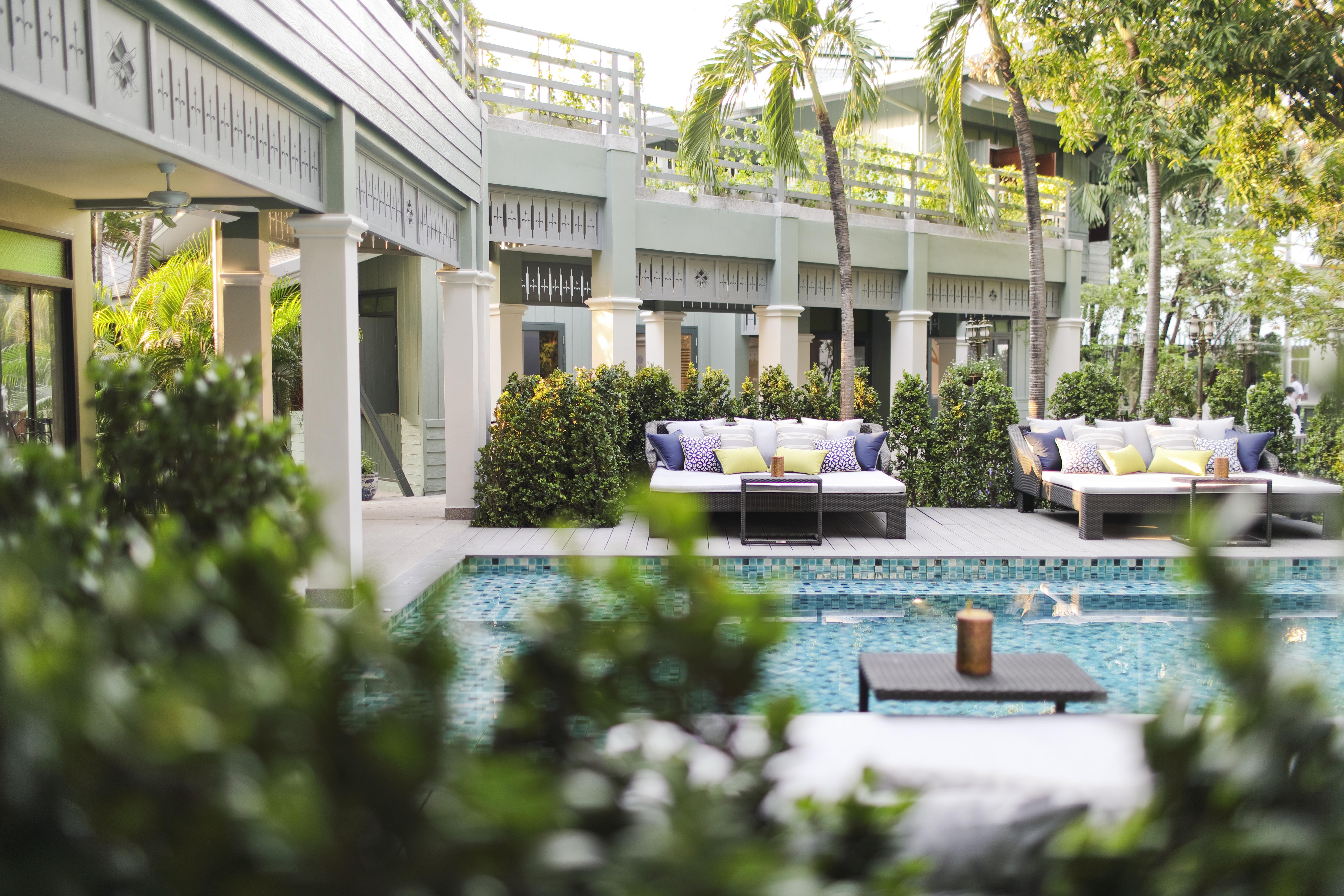 The Raweekanlaya Bangkok Exterior foto The swimming pool at The Library