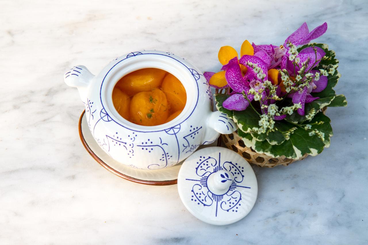 The Raweekanlaya Bangkok Exterior foto A pot of turmeric tea