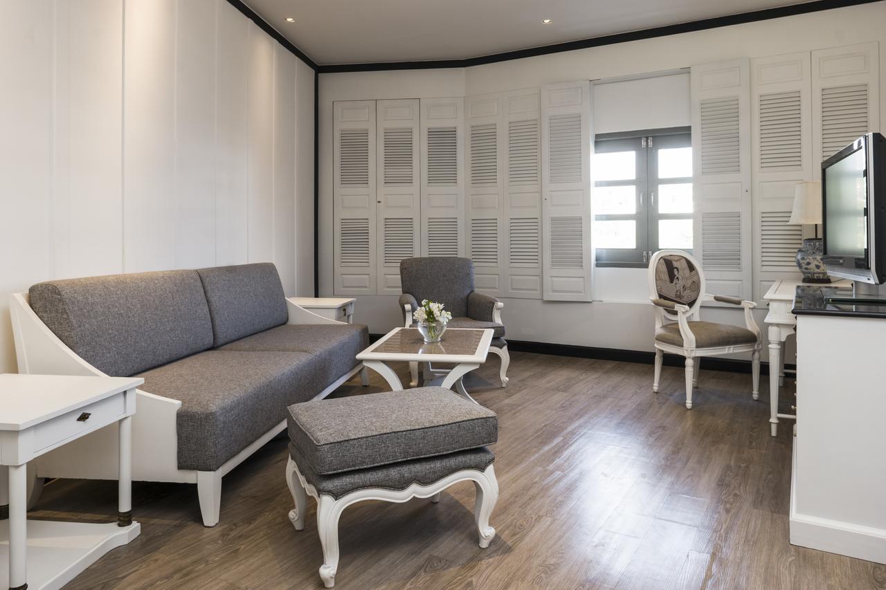The Raweekanlaya Bangkok Exterior foto A living room in a suite
